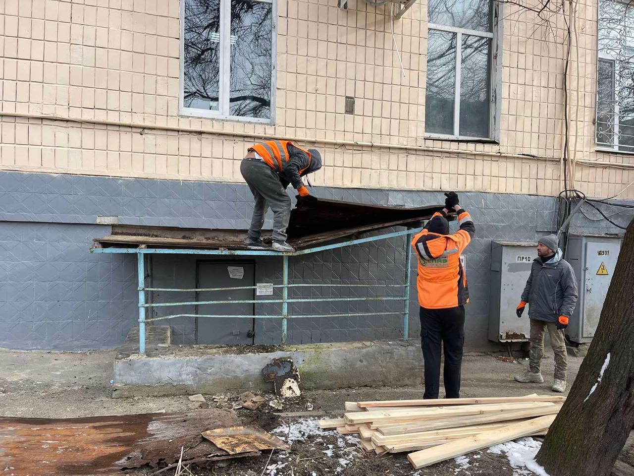 Ремонтують укриття комунальники Харкова